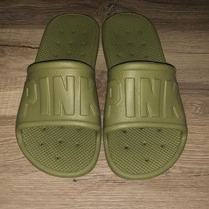 GREEN “PINK VICTORIAS SECRET” SLIDES. SIZE SMALL (5/6)